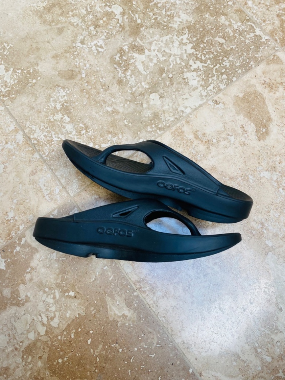 OOFOS Women’s Fip Flops - Picture 2 of 5